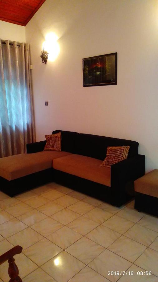 Ceylon Travel And Stay Lodge Battaramulla Bagian luar foto