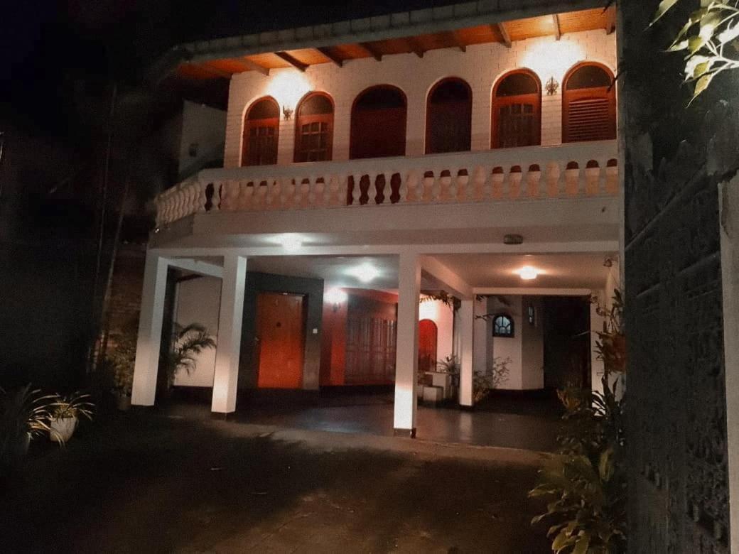 Ceylon Travel And Stay Lodge Battaramulla Bagian luar foto